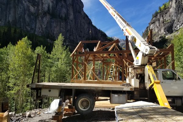 Ouray-Mountain-Home-Colorado-Construction-Canadian-Timberframes-Raisng