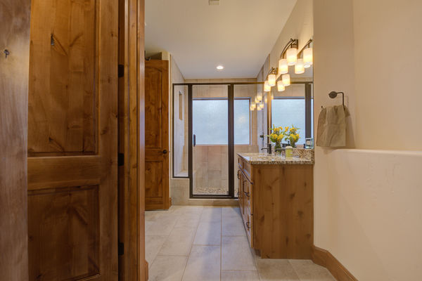 Colorado-Springs-Timber-Home-Canadian-Timberframes-Bathroom