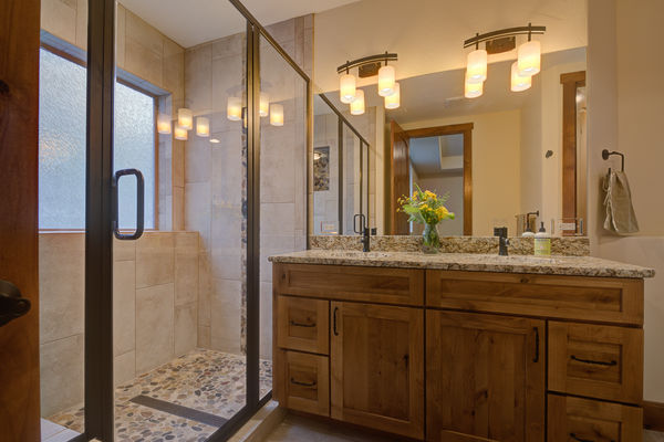 Colorado-Springs-Timber-Home-Canadian-Timberframes-tub-bathroom