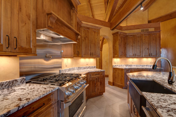 Colorado-Springs-Timber-Home-Canadian-Timberframes-Kitchen