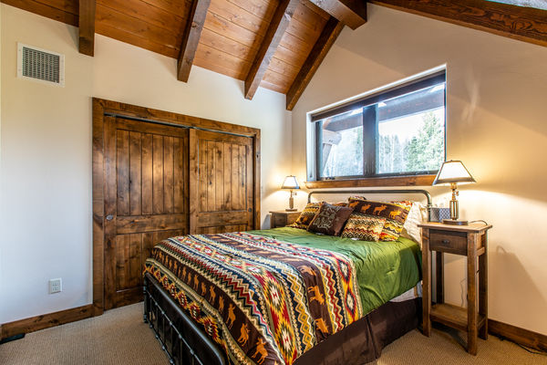Ouray-Mountain-Home-Colorado--Canadian-Timberframes-Bedroom