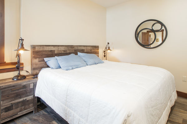 Steamboat-Springs-Colorado-Canadian-Timberframes-Guest-Bedroom-Basement