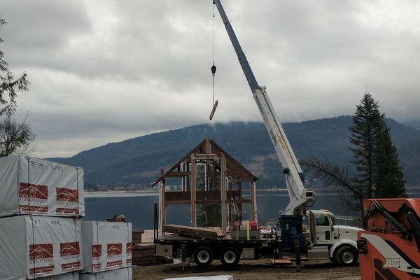 Mara-Lake-British-Columbia-Canadian-Timberframes-Construction-Crane
