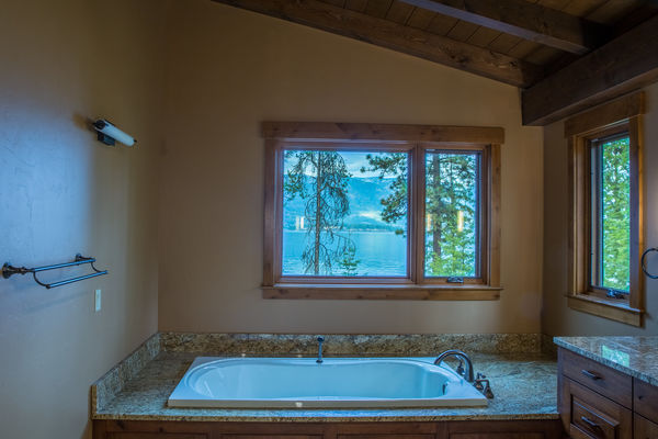 Sandpoint-Idaho-Canadiantimberframes-Bathroom