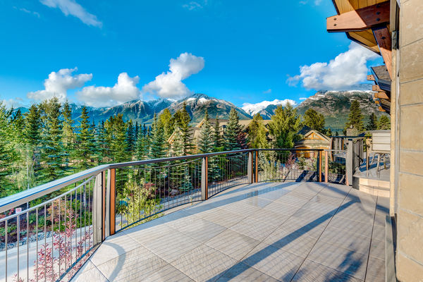 Bow-Valley-Home-Alberta-Canadian-Timberframes-deck