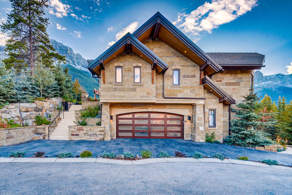Bow-Valley-Home-Alberta-Canadian-Timberframes-entrance