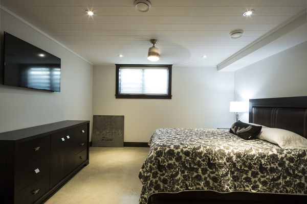 Lake-of-Bays-Haven-Ontario-Canadian-Timberframes-Bedroom