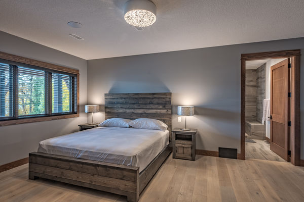 Mara-Lake-British-Columbia-Canadian-Timberframes-Junior-Master-Bedroom