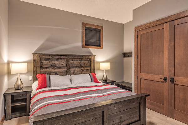 Mara-Lake-British-Columbia-Canadian-Timberframes-Bedroom