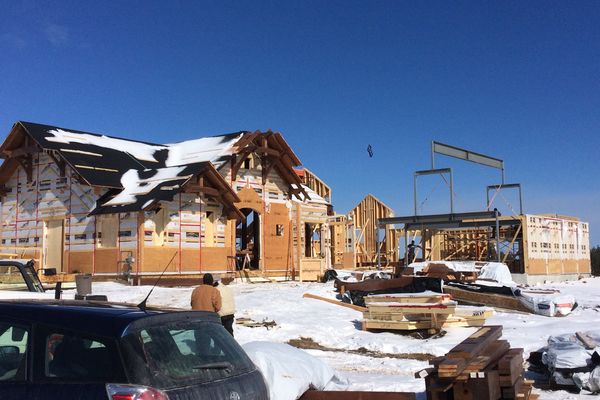 Butternut-Lodge-Clarksburg-Ontario-Canadian-Timberframes-Construction-Exterior-Winter