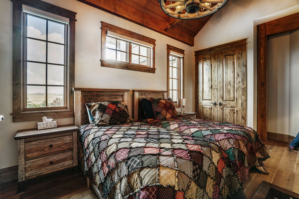 Rustic-River-Calgary-Alberta-Canadian-Timberframes-timber-bedroom