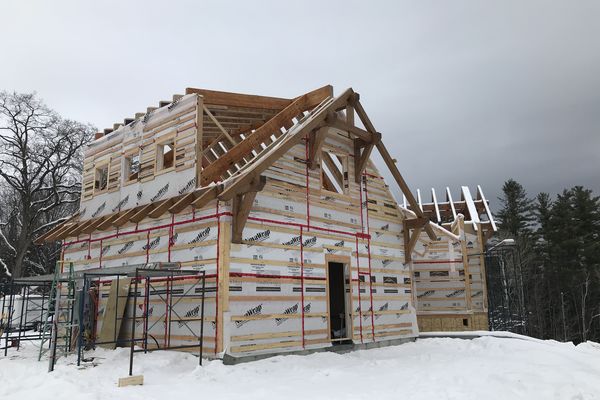Franconia-Notch-Timber-Frame-Home-New-Hampshire-Canadian-Timberframes-Construction-Front-Exterior