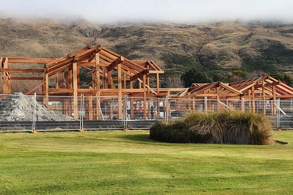 Wanaka-Swiss-Chalet-New-Zealand-Construction-Timber-Raising