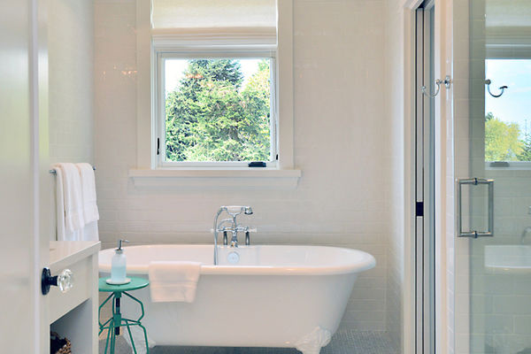 Sunshine-Coast-Cottage-British-Columbia-Canadian-Timberframes-Bathroom