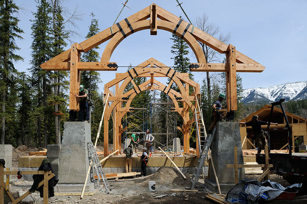 Elk-River-Fernie-British-Columbia-Canadian-Timberframes-Construction-Timber-Raising